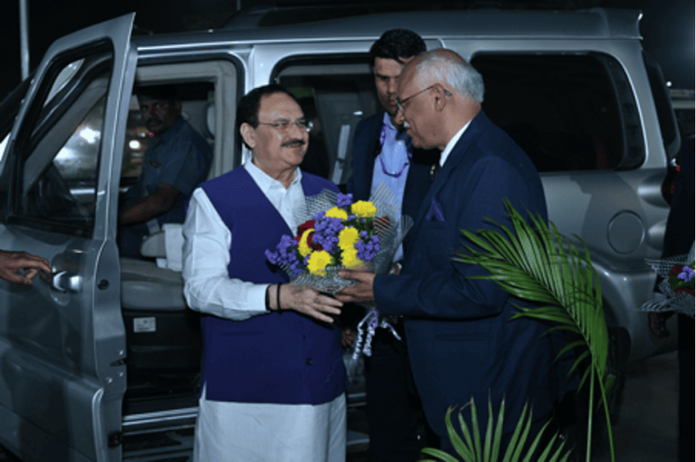 Prof Saraf welcoming Hon'ble Union Minister